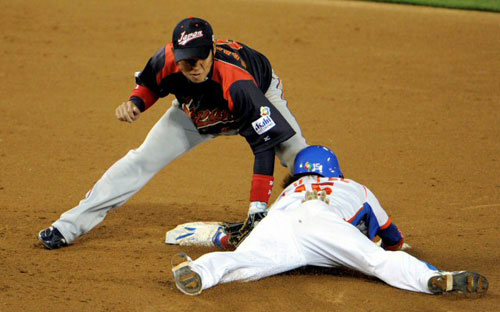 24일 미국 로스앤젤레스 다저스타디움에서 열린 2009 월드베이스볼클래식(WBC) 결승 대한민국-일본 경기에서 한국 이용규가 6회말 2루 도루를 시도하다 일본 유격수 나카지마 히로유키의 무릎에 충돌하고 있다. 