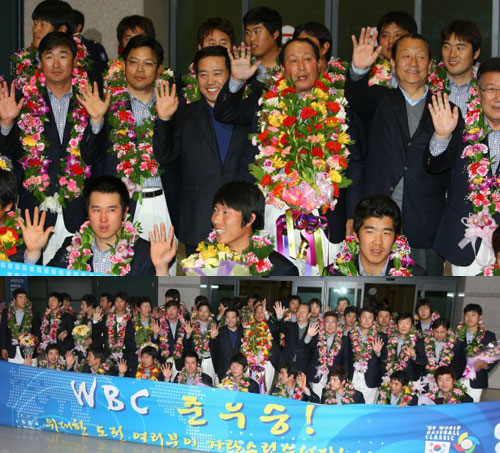 25일 밤 인천 국제 공항을 통해 2009 월드베이스볼클래식(WBC)에서 준우승을 거둔 김인식 감독 등 대한민국 야구대표팀 선수단이 입국해 기념촬영을 하고 있다. 