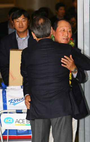 25일 밤 인천 국제 공항, 2009 월드베이스볼클래식(WBC)에서 대한민국 야구를 세계 2위로 이끈 김인식 감독이 귀국 후 유영구 KBO 총재와 포옹하고 있다. 