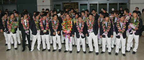 25일 밤 인천 국제 공항을 통해 귀국한 대한민국 야구 대표팀이 기념촬영을 하고 있다. 
