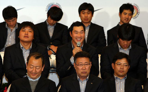 25일 밤 인천 국제 공항을 통해 귀국한 대한민국 야구 대표팀 봉중근이 기자회견 중 질문에 답하고 있다. 
