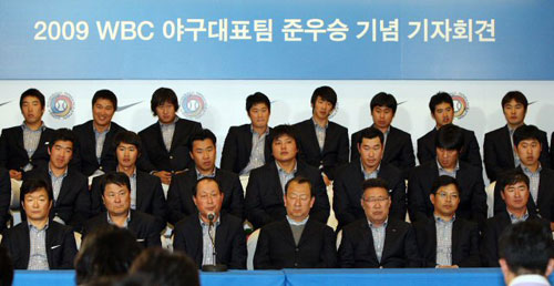 25일 밤 인천 국제 공항을 통해 귀국한 대한민국 야구 대표팀이 2009 월드베이스볼클래식(WBC) 준우승 기념 기자회견을 하고 있다. 