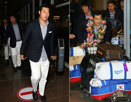 25일 밤 인천 국제 공항을 통해 대한민국 야구 대표팀 투수 봉중근이 귀국하고 있다. 