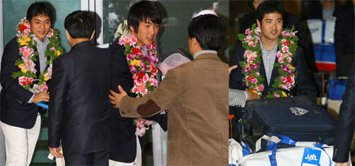 25일 밤 인천 국제 공항을 통해 대한민국 야구 대표팀 이종욱, 김광현, 장원삼(사진 왼쪽부터)이 귀국하고 있다. 