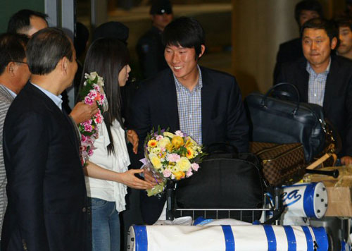 25일 밤 인천 국제 공항을 통해 대한민국 야구 대표팀 내야수 고영민이 귀국하고 있다. 