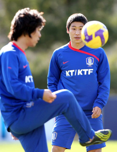 이라크 친선경기와 남아공월드컵 아시아예선 북한전을 앞두고 축구국가대표팀이 소집된 26일 경기도 파주 NFC에서 열린 대표팀훈련에서 이근호와 박주영이 짝을 이뤄 훈련하고 있다. 