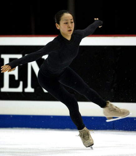 LA에서의 한일전 2탄이 시작됐다. 27일 오전(한국시간) 미국 로스앤젤레스 컨벤션센터에서 열린 국제빙상경기연맹 2009 세계선수권대회 공식연습에서 일본의 아사다 마오가 프리스케이팅에서 선보일 동작들을 훈련하고 있다. 