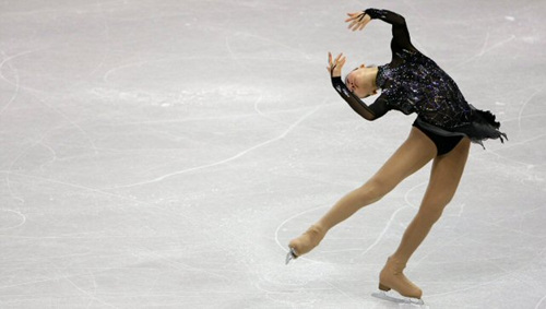 '피겨 퀸' 김연아가 28일 오전(한국시간) 미국 로스앤젤레스 스테이플센터에서 열린 2009 국제빙상경기연맹 세계피겨선수권대회 여자싱글 쇼트프로그램에서 환상의 연기를 펼치고 있다. 김연아는 자신의 시즌 최고 기록으로 쇼트 프로그램 세계 신기록을 갈아치웠다. 