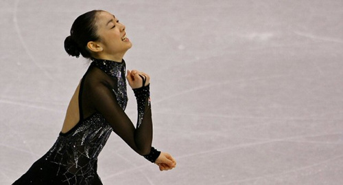 '피겨 퀸' 김연아가 28일 오전(한국시간) 미국 로스앤젤레스 스테이플센터에서 열린 2009 국제빙상경기연맹 세계피겨선수권대회 여자싱글 쇼트프로그램에서 환상의 연기를 펼친 뒤 환호하고 있다. 김연아는 자신의 시즌 최고 기록으로 쇼트 프로그램 세계 신기록을 갈아치웠다. 