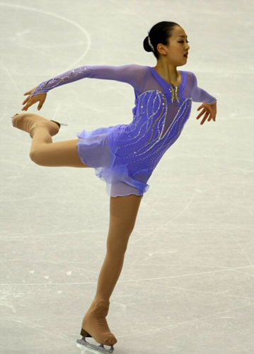 '피켜 퀸' 김연아의 동갑내기 라이벌 일본의 아사다 마오가 28일 오전(한국시간) 미국 로스앤젤레스 스테이플센터에서 열린 국제빙상경기연맹 2009 세계선수권대회 여자싱글 쇼트프로그램에서 힘찬 점프를 하고 있다. 아사다 마오는 66.06점을 기록해 3위에 머물렀다. 