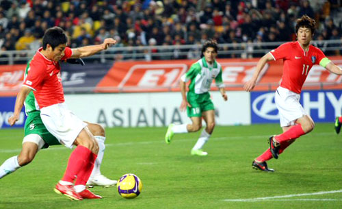 월드컵 최종예선을 북한전을 앞두고 28일 오후 수원월드컵경기장에서 열린 한국대표팀과 이라크의 축구 평가전에서 이근호가 박지성에게 패스를 하고 있다. 