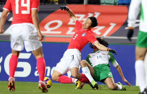 월드컵 최종예선을 북한전을 앞두고 28일 오후 수원월드컵경기장에서 열린 한국대표팀과 이라크의 축구 평가전에서 이영표가 이라크 선수의 태클에 쓰러지고 있다. 