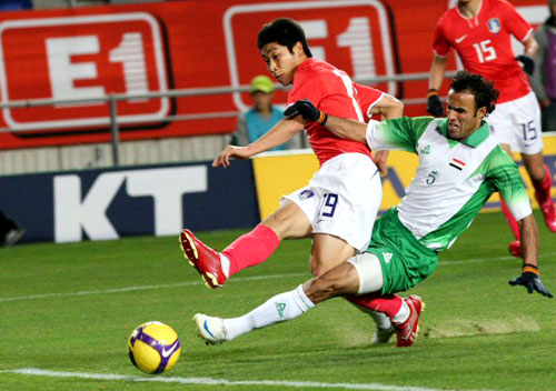  28일 수원월드컵경기장에서 벌어진 이라크와 한국의 축구 국가대표팀 친선경기에서 한국 이근호(왼쪽)가 이라크 무아야드 살림을 앞에 두고 슛을 날리고 있다. 