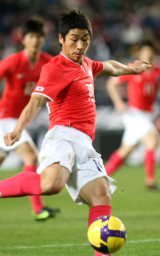 월드컵 최종예선을 북한전을 앞두고 28일 오후 수원월드컵경기장에서 열린 한국대표팀과 이라크의 축구 평가전에서 이근호가 슛을 하고 있다. 