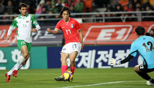 월드컵 최종예선을 북한전을 앞두고 28일 오후 수원월드컵경기장에서 열린 한국대표팀과 이라크의 축구 평가전에서 박주영이 슛을 하고 있다. 