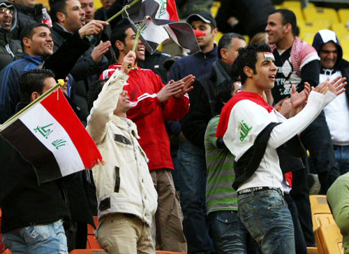 월드컵 최종예선 북한전을 앞두고 28일 오후 수원월드컵경기장에서 열린 한국대표팀과 이라크의 축구 평가전에서 이라크 관중들이 응원하고 있다. 