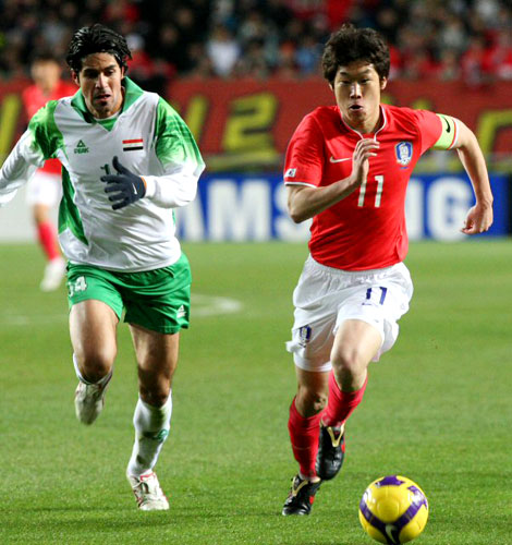 28일 수원월드컵경기장에서 벌어진 이라크와 한국의 축구 국가대표팀 친선경기에서 한국 박지성(오른쪽)이 이라크 칼둔 모하메드를 제치고 드리블 하고 있다. 