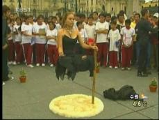 페루 여성 ‘공중 부양’ 묘기 