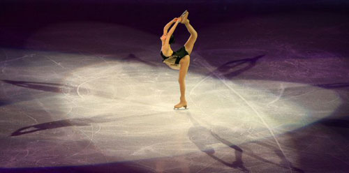 30일 오전(한국시간) 미국 로스앤젤레스 스테이플스센터에서 열린 국제빙상경기연맹(ISU) 2009 피겨 세계선수권 갈라쇼에서 여자 싱글 우승자 김연아가 아름다운 연기를 펼치고 있다. 