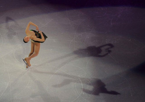 30일 오전(한국시간) 미국 로스앤젤레스 스테이플스센터에서 열린 국제빙상경기연맹(ISU) 2009 피겨 세계선수권 갈라쇼에서 여자 싱글 우승자 김연아가 혼신을 다해 아름다운 연기를 펼치고 있다. 