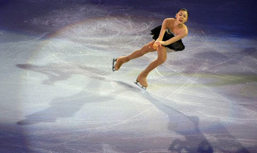 30일 오전(한국시간) 미국 로스앤젤레스 스테이플스센터에서 열린 국제빙상경기연맹(ISU) 2009 피겨 세계선수권 갈라쇼에서 여자 싱글 우승자 김연아가 관중들의 앙코르 요청으로  자신의 쇼트 프로그램 중 일부를 선보이고 있다. 