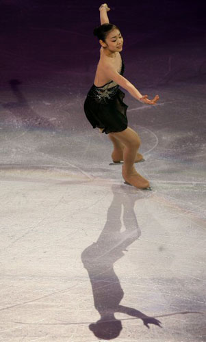 30일 오전(한국시간) 미국 로스앤젤레스 스테이플스센터에서 열린 국제빙상경기연맹(ISU) 2009 피겨 세계선수권 갈라쇼에서 여자 싱글 우승자 김연아가 연기를 펼치고 있다. 