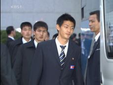 북한 축구 대표팀 ‘조용한 입국’ 