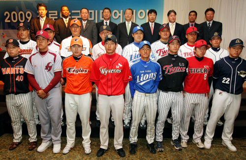 30일 오후 서울 양재동 교육문화회관에서 열린 2009 프로야구 미디어데이에서 유영구 KBO 총재와 8개구단 감독 및 선수들이 기념촬영을 하고 있다. 