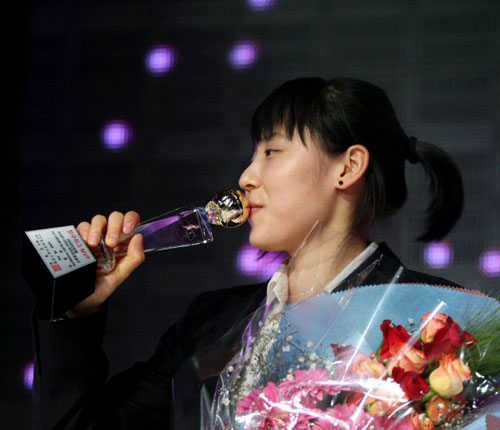 30일 오후 서울 하얏트호텔에서 열린 KB국민은행 2008-2009 여자프로농구 시상식에서 정규리그 MVP를 수상한 신한은행의 최윤아가 트로피에 입을 맞추고 있다. 