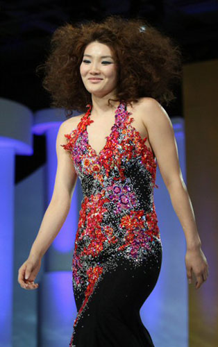 30일 오후 서울 하얏트호텔에서 열린 KB국민은행 2008-2009 여자프로농구 시상식에서 신한은행 이연화가 패션쇼에 올라 워킹을 선보이고 있다. 