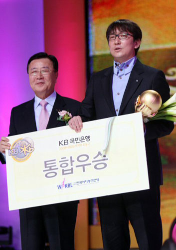 30일 오후 서울 하얏트호텔에서 열린 KB국민은행 2008-2009 여자프로농구 시상식에서 신한은행의 임달식 감독이 통합우승상을 대표로 수상하고 있다. 