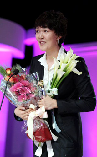 30일 오후 서울 하얏트호텔에서 열린 KB국민은행 2008-2009 여자프로농구 시상식에서 우수후보 선수상을 수상한 신한은행의 하은주가 수상소감을 말하고 있다. 