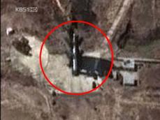 북한 ‘은하 2호’ 로켓 첫 공개…발사 임박 
