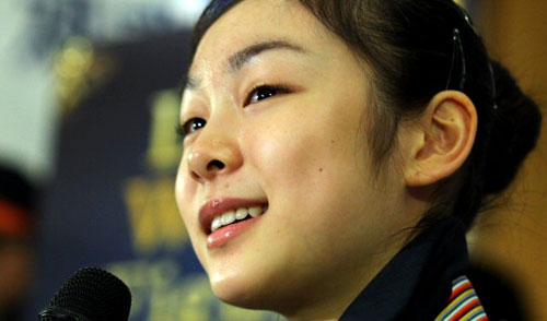 세계 최초로 피겨 여자 싱글 부문 200점을 돌파하며 세계선수권대회를 우승한 김연아가 31일 오후 인천국제공항을 통해 입국, 밝은 표정으로 기자회견을 하고 있다. 