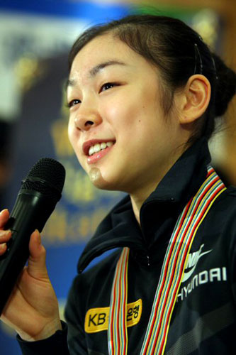 세계 최초로 피겨 여자 싱글 부문 200점을 돌파하며 세계선수권대회를 우승한 김연아가 31일 오후 인천국제공항을 통해 입국, 밝은 표정으로 기자회견을 하고 있다. 