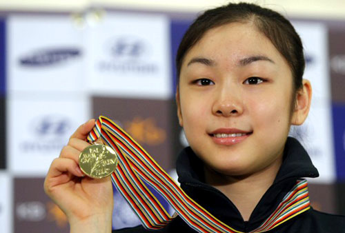  세계 최초로 피겨 여자 싱글 부문 200점을 돌파하며 세계선수권대회를 우승한 김연아가 31일 오후 인천국제공항을 통해 입국, 기자회견을 마친 뒤 금메달을 들어 보이고 있다. 