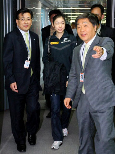 2009 세계피겨선수권에서 대망의 우승을 달성한 피겨퀸 김연아가 31일 오후 로스앤젤레스발 대한항공 KE 018편으로 인천공항에 도착한 뒤 대한항공 직원들의 안내를 받으며 입국장에 들어서고 있다. 