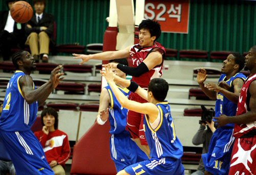 31일 오후 창원체육관에서 열린 프로농구 6강 플레이오프 3차전 창원LG-서울 삼성전에서 LG 이현민이 삼성의 압박수비에 공중에서 예측불허의 패스를 하고 있다. 