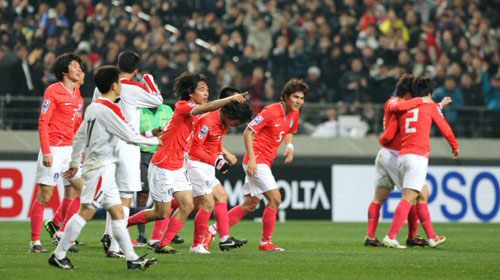 1일 저녁 서울월드컵경기장에서 벌어진 2010 남아공 월드컵 아시아 최종예선 한국-북한과의 경기에서 한국 선수들이 골을 넣은 김치우를 둘러싸고 좋아하고 있다. 