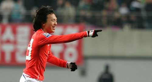 1일 저녁 서울월드컵경기장에서 벌어진 2010 남아공 월드컵 아시아 최종예선 한국-북한과의 경기에서 골을 넣은 김치우가 환호하고 있다. 