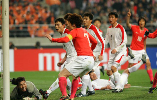 1일 저녁 서울월드컵경기장에서 벌어진 2010 남아공 월드컵 아시아 최종예선 한국-북한과의 경기에서 김치우의 프리킥이 골로 연결되는 순간 박지성 등 선수들이 좋아하고 있다. 