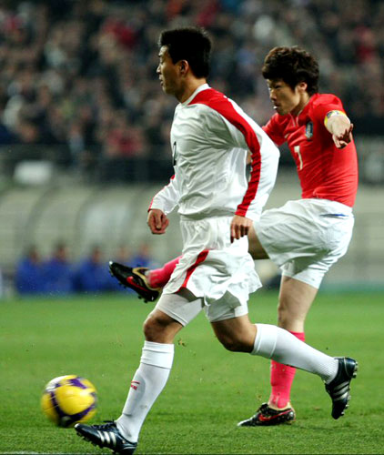 1일 서울월드컵경기장에서 벌어진 2010년 남아공월드컵 아시아예선 한국-북한전에서 박지성이 중거리 슛을 때리고 있다. 