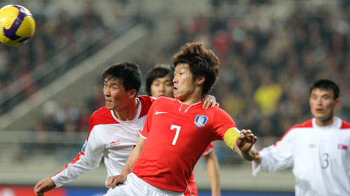 1일 서울월드컵경기장에서 벌어진 2010년 남아공월드컵 아시아예선 한국-북한전에서 박지성이 북한 수비들과 몸싸움하며 볼을 다투고 있다. 