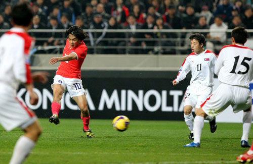 1일 저녁 서울 월드컵경기장에서 열린 2010 남아공 월드컵 아시아 최종예선 북한과의 경기에서 한국 박주영이 슛하고 있다. 