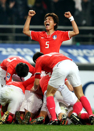 1일 저녁 서울월드컵경기장에서 벌어진 2010 남아공 월드컵 아시아 최종예선 한국-북한과의 경기에서 한국 선수들이 골을 넣은 김치우를 둘러싸고 환호하고 있다. 