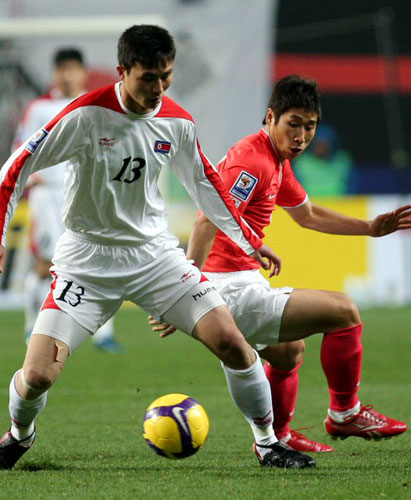 1일 서울월드컵경기장에서 벌어진 2010년 남아공월드컵 아시아예선 한국-북한전에서 이근호(오른쪽)가 북한 박철진의 볼을 뺏으려하고 있다. 