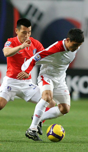 1일 저녁 서울 월드컵경기장에서 열린 2010 남아공 월드컵 아시아 최종예선 북한과의 홈 경기에서 한국 조원희가 북한의 박남철과 공다툼을 벌이고 있다. 