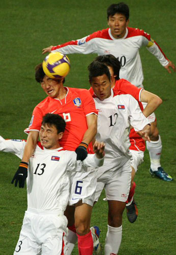 1일 저녁 서울 월드컵경기장에서 열린 2010 남아공 월드컵 아시아 최종예선 북한과의 경기에서 한국 황재원이 북한 문전에서 헤딩하고 있다. 