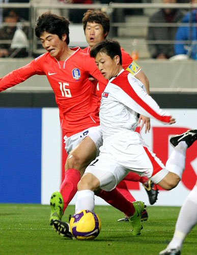 1일 저녁 서울 월드컵경기장에서 열린 2010 남아공 월드컵 아시아 최종예선 북한과의 경기에서 한국 기성용이 북한 문인국의 슛을 막고 있다. 