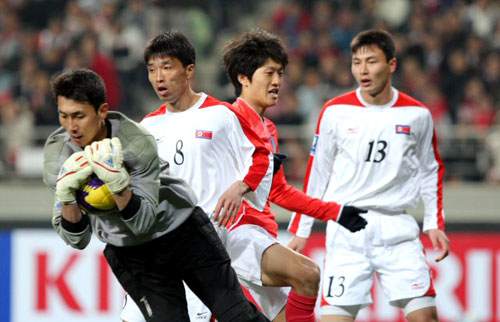1일 서울월드컵경기장에서 벌어진 2010년 남아공월드컵 아시아예선 한국-북한전에서 북한 골키퍼 리명국이 이청용에 앞서 볼을 잡아내고 있다. 